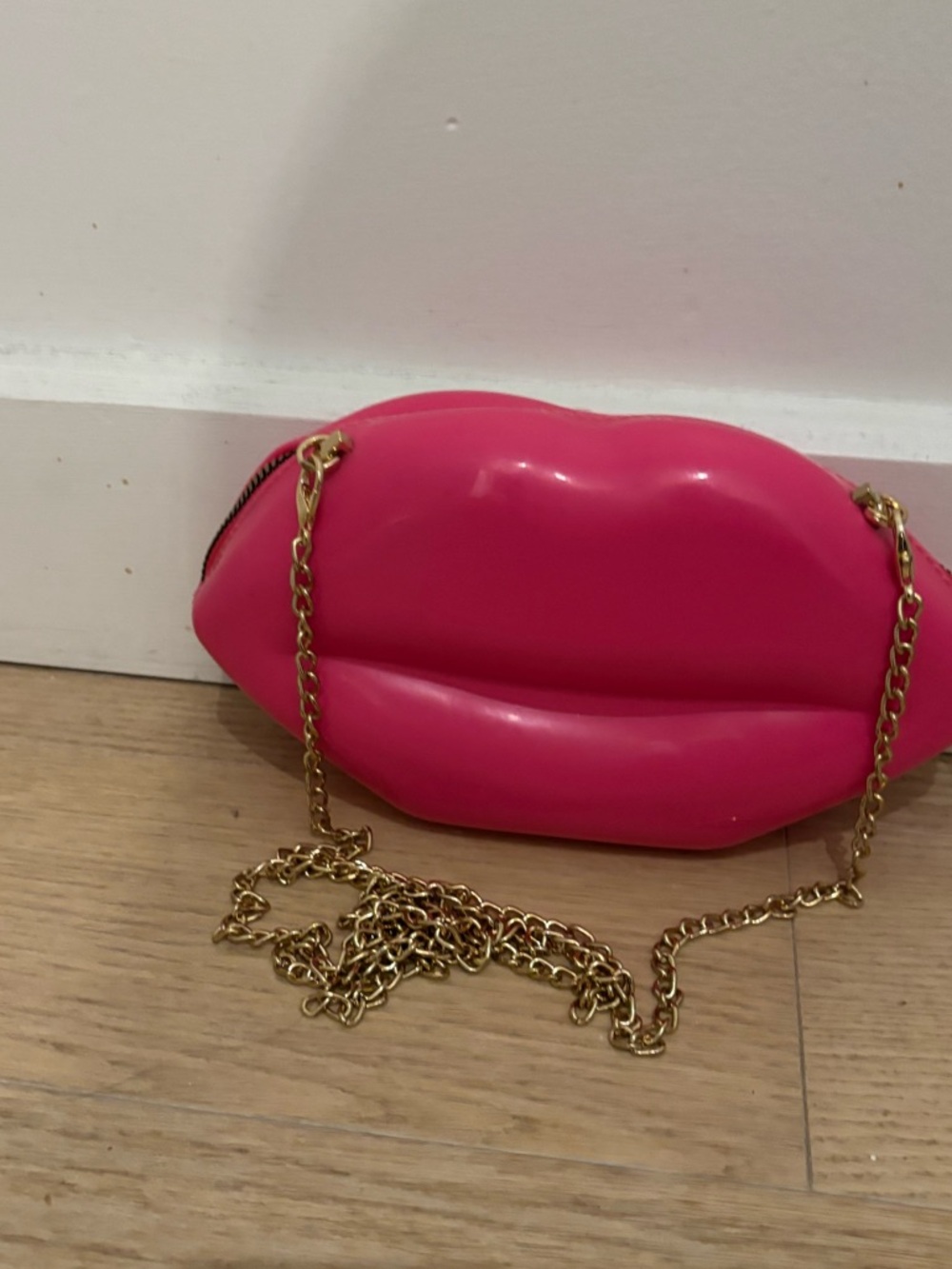 Hot Pink Lip-Shaped Crossbody Bag with Gold Chain
